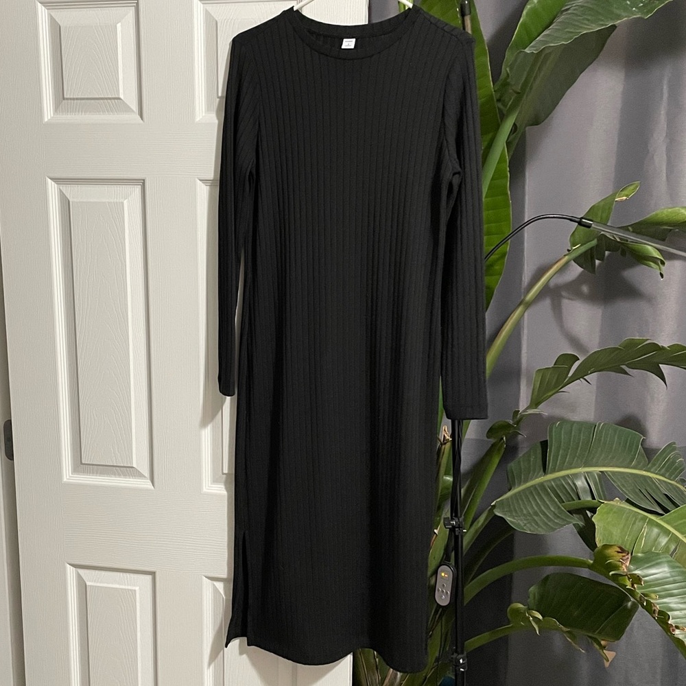 Old Navy Rib-Knit Long-Sleeve Midi Shift Dress in Black Jack